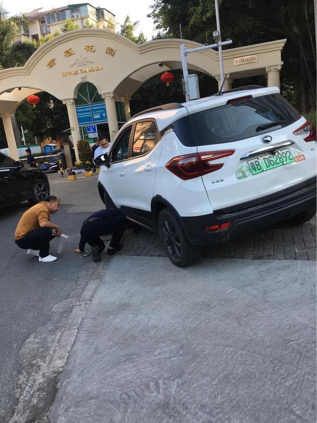 刚提的车，一下子就给干上了