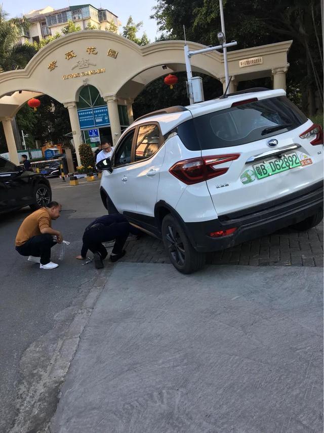 刚提的车，一下子就给干上了
