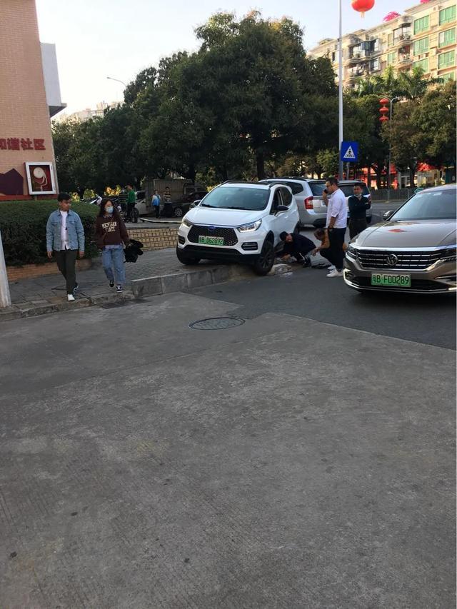 刚提的车，一下子就给干上了