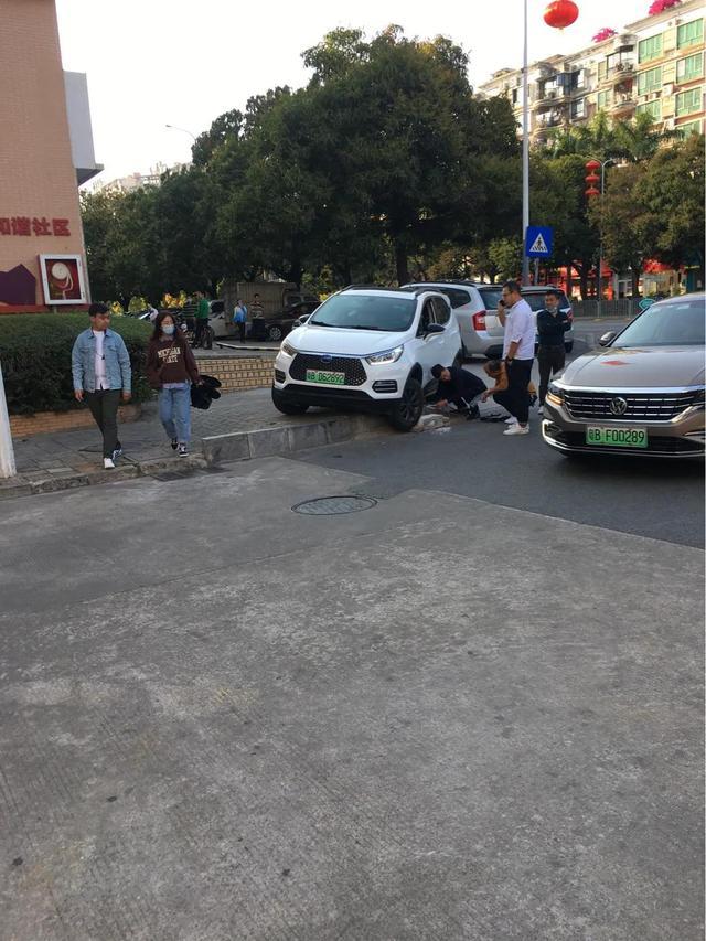 刚提的车，一下子就给干上了