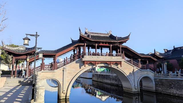 阳春三月的梅里古镇