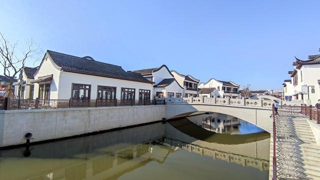 阳春三月的梅里古镇