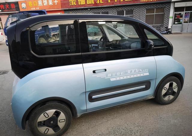 年轻夫妻提新宝骏E300，用车半年后：品质可靠，适合城市开