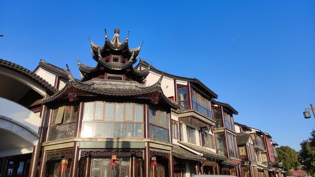 阳春三月的梅里古镇
