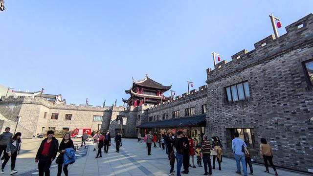 阳春三月的梅里古镇