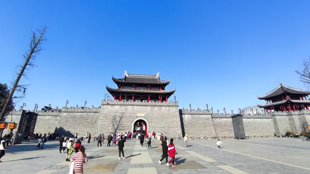 阳春三月的梅里古镇