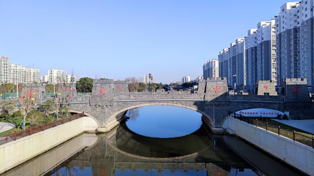 阳春三月的梅里古镇