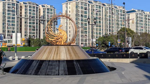 阳春三月的梅里古镇