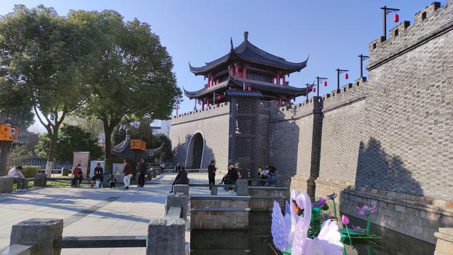 阳春三月的梅里古镇