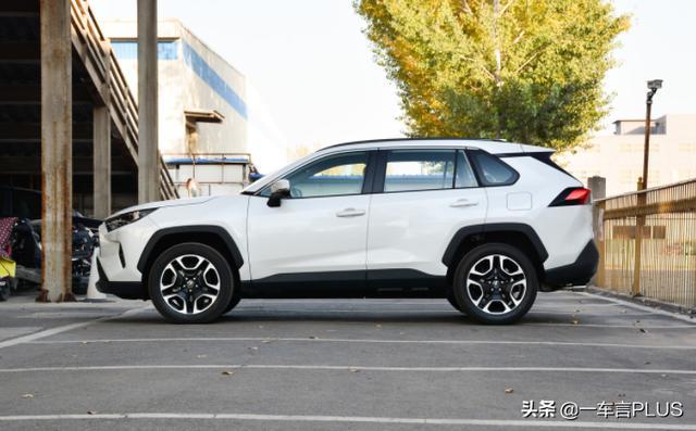 家用买本田CR-V还是丰田RAV4荣放？选不出来？一比就知道