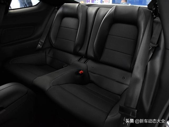入门跑车价不贵，美式进口跑车，10AT很好开，Mustang