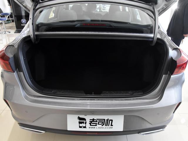 空间表现对标日系合资家轿，外观内饰品质很高，带你看长安逸动