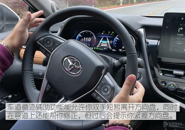 新款凯美瑞不仅样子更帅，而且好开，最重要能玩微信