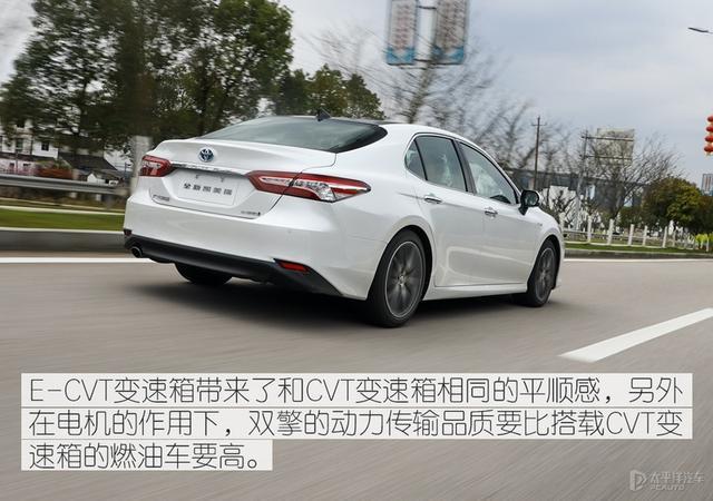 新款凯美瑞不仅样子更帅，而且好开，最重要能玩微信