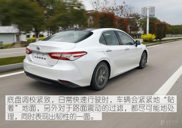 新款凯美瑞不仅样子更帅，而且好开，最重要能玩微信