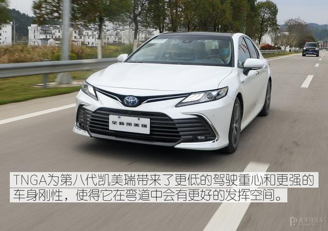 新款凯美瑞不仅样子更帅，而且好开，最重要能玩微信