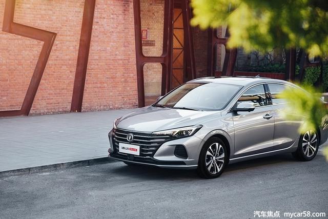 10万预算，吉利帝豪GL对比长安逸动PLUS，自主家轿咋选？