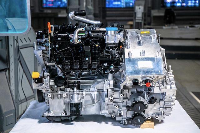 1245km续航，百公里油耗3.8L，比亚迪混动这么强？