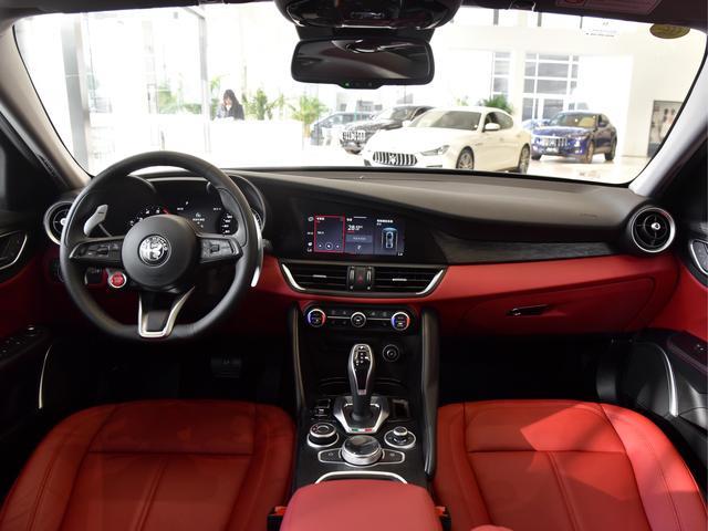 法拉利同集团的兄弟，280匹的豪华中型车，带你看Giulia