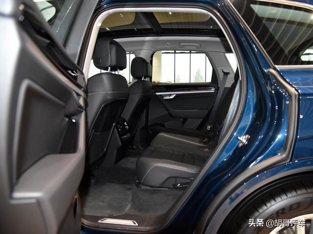 轴距接近2.9米，零百仅6.9s，外观优雅，实拍大众途锐