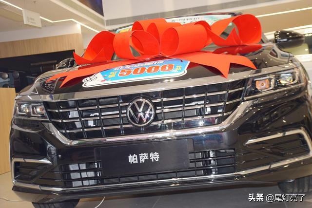 上汽大众帕萨特到店实拍，外观大气空间霸气，13.99万起售