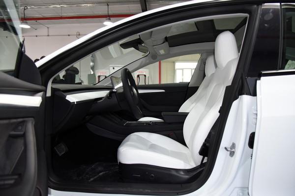 新款特斯拉MODEL 3，立体感强，很有运动感
