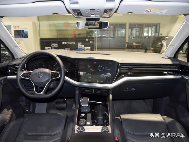 轴距接近2.9米，零百仅6.9s，外观优雅，实拍大众途锐