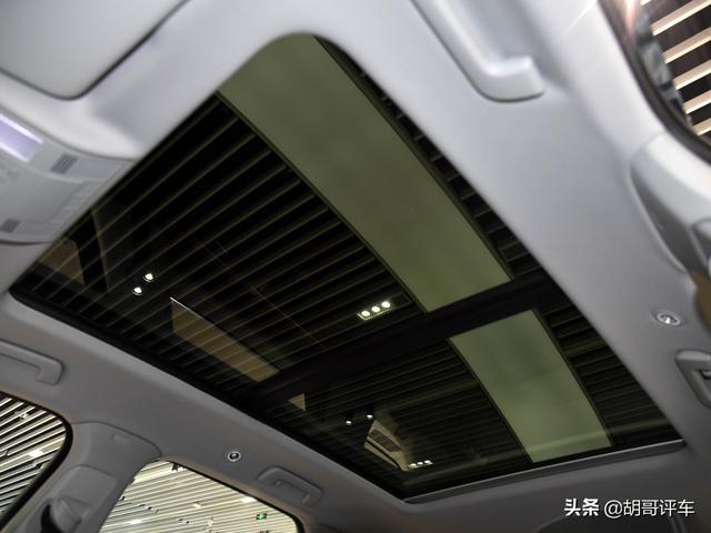 轴距接近2.9米，零百仅6.9s，外观优雅，实拍大众途锐