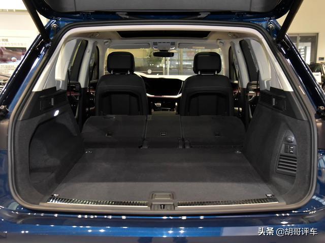 轴距接近2.9米，零百仅6.9s，外观优雅，实拍大众途锐