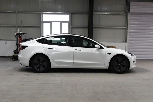新款特斯拉MODEL 3，立体感强，很有运动感