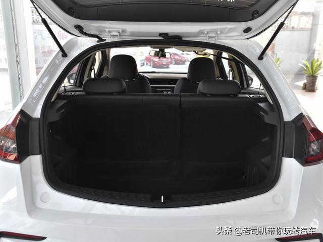 小车位轻松停，油耗不到5毛钱，6万多买个SUV，吉利远景X3
