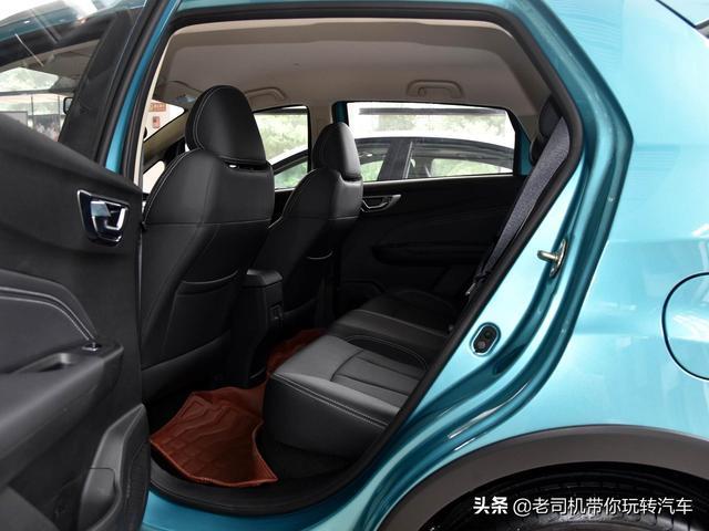 小车位轻松停，油耗不到5毛钱，6万多买个SUV，吉利远景X3