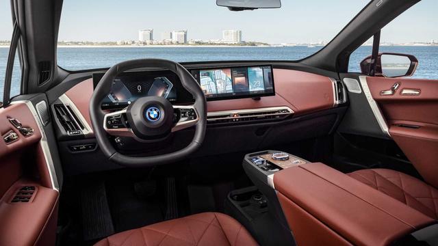 宝马ix提车作业宝马也要开启大连屏时代全新极简内饰配曲面屏氛围相当