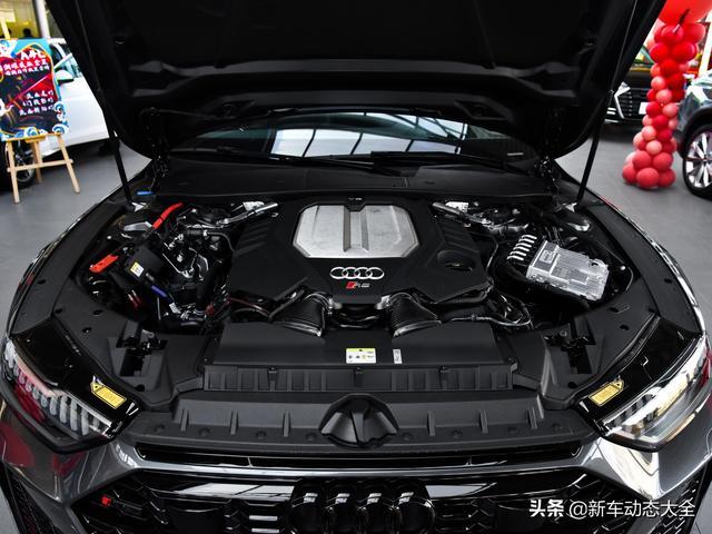 动力不输兰博基尼的轿车，V8+8AT，带你看奥迪RS 7