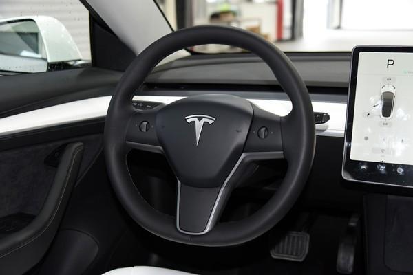 新款特斯拉MODEL 3，立体感强，很有运动感