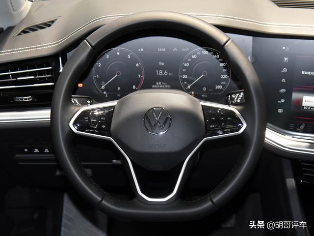 轴距接近2.9米，零百仅6.9s，外观优雅，实拍大众途锐
