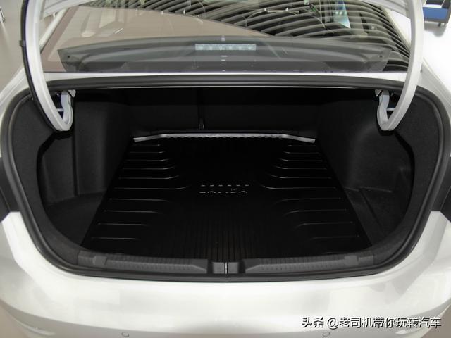 合资的热销实惠车，有自动挡，油耗不到6L，带你看大众朗逸