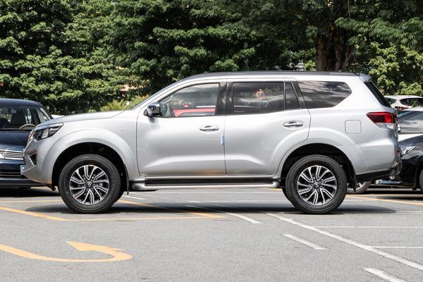 日产途达造型设计粗犷，带有硬派气场，定位于中型SUV