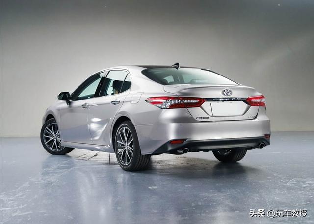凯美瑞中期改款正式来袭！20万出头选混动还是纯汽油？