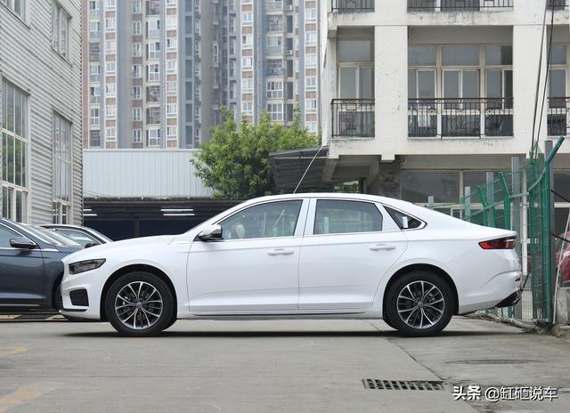12万选择吉利星瑞，全系2.0T，全景天窗，还看轩逸卡罗拉？
