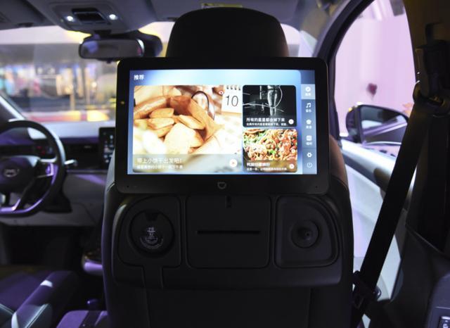比亚迪“小绿车”上市，电滑门移动影院，可惜定价有点飘