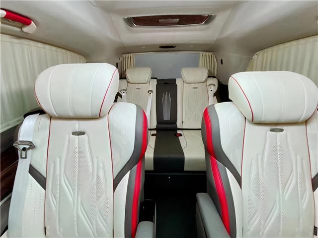 全新奔驰V260L高顶双拼色，半隔断设计引领奢华商务风格