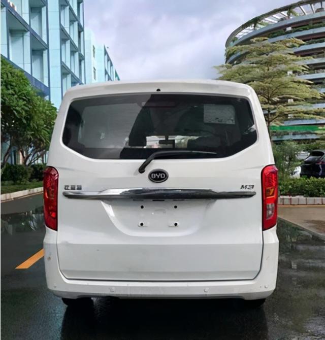 又一款比亚迪新车曝光，造型极具争议，准备放弃MPV市场了？
