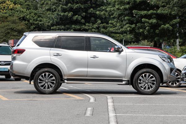日产途达造型设计粗犷，带有硬派气场，定位于中型SUV