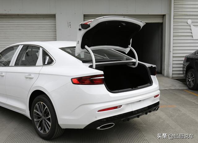12万选择吉利星瑞，全系2.0T，全景天窗，还看轩逸卡罗拉？