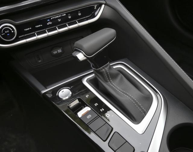颜值高的家用轿车，长安逸动PLUS对比奇瑞艾瑞泽5PLUS