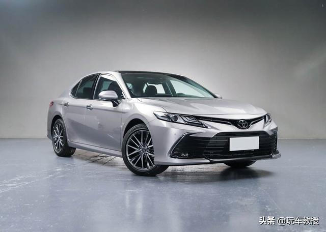 凯美瑞中期改款正式来袭！20万出头选混动还是纯汽油？