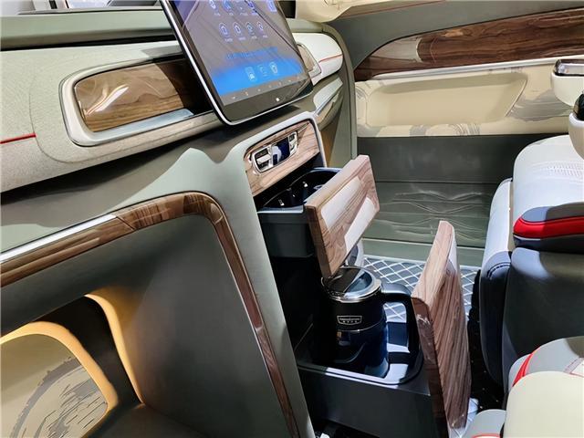 全新奔驰V260L高顶双拼色，半隔断设计引领奢华商务风格