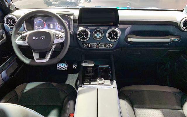 北汽版牧马人，BJ40刀锋版正式上市，2.0D柴油+8AT