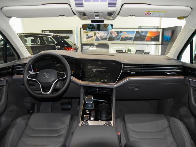 3.0T+六缸，与奥迪Q7同平台还比Q7便宜，一起看大众途锐